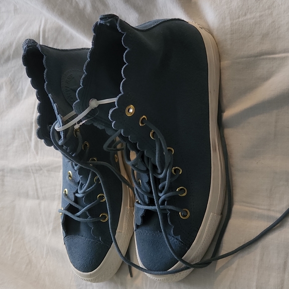 Women Converse - Picture 3 of 5